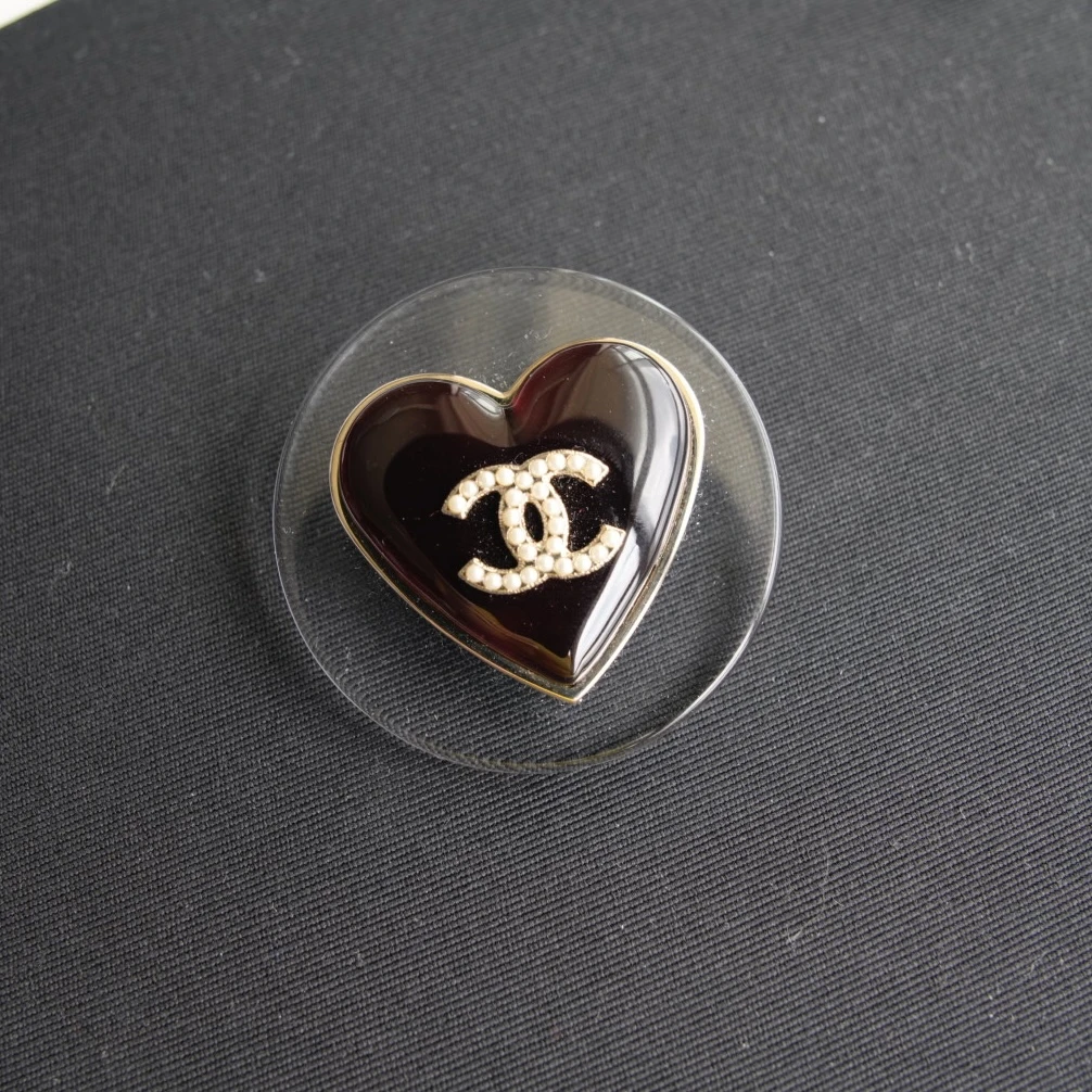 Chanel 爱心圆形亚克力胸针