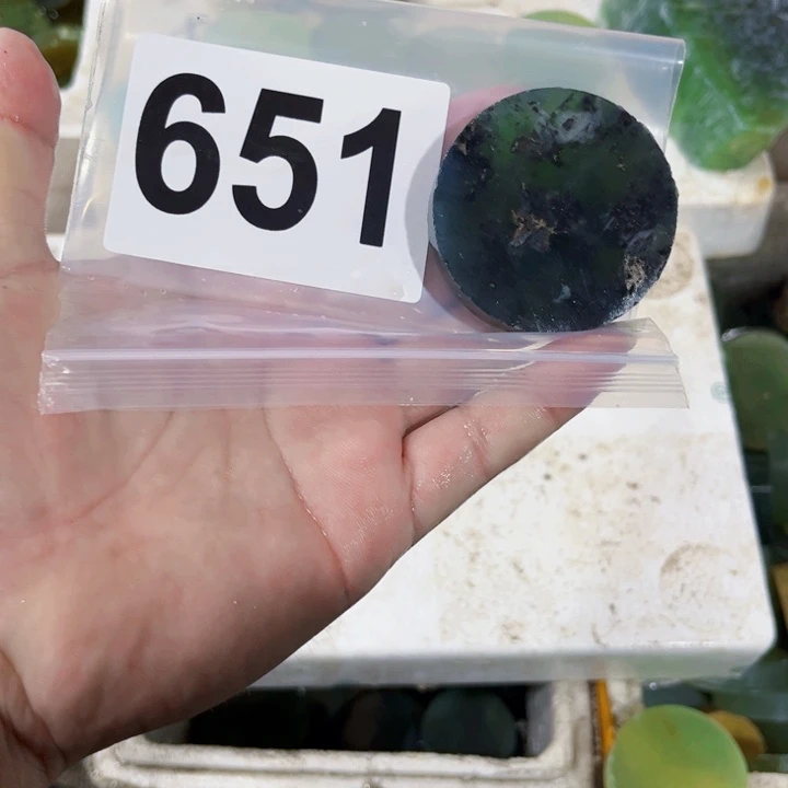 呜***人蛇纹石玉未镶嵌珠宝半成品