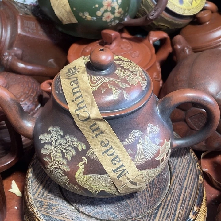 紫砂茶壶原矿泥料，手工制作的一把紫砂壶。