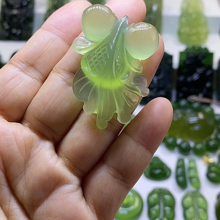 蛇纹石玉颈饰未镶嵌