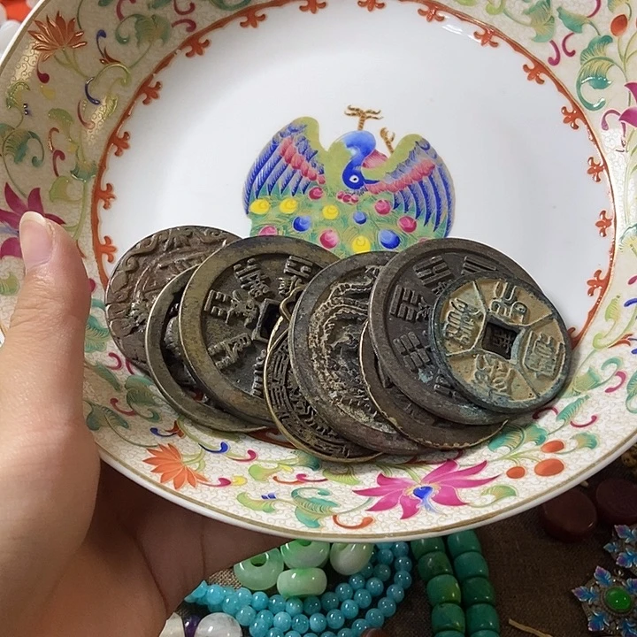 瓷片。**蝶瓷盘铜钱九个
