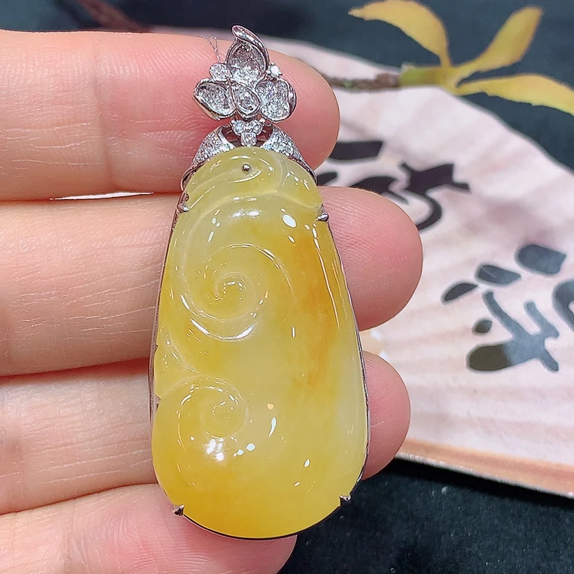 18k金天然A货翡翠黄如意吊坠