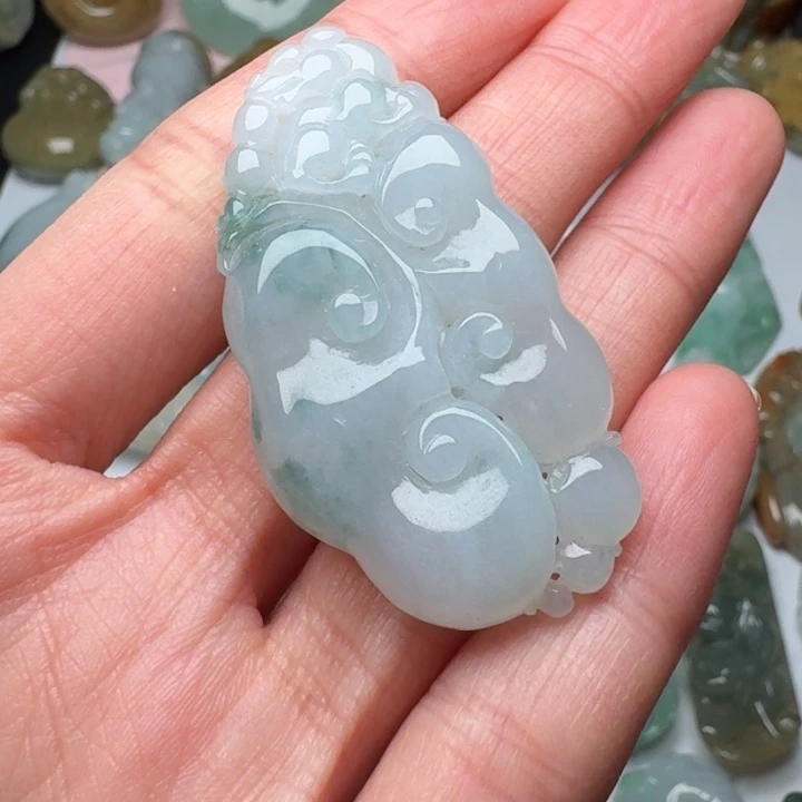 翡翠未镶嵌颈饰如意