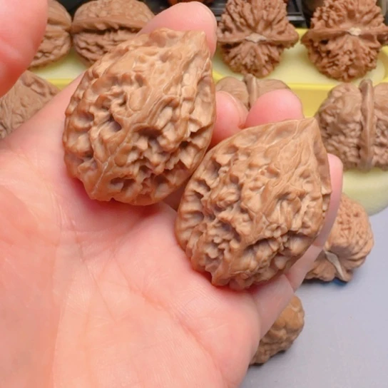 十三陵鸡心文玩核桃