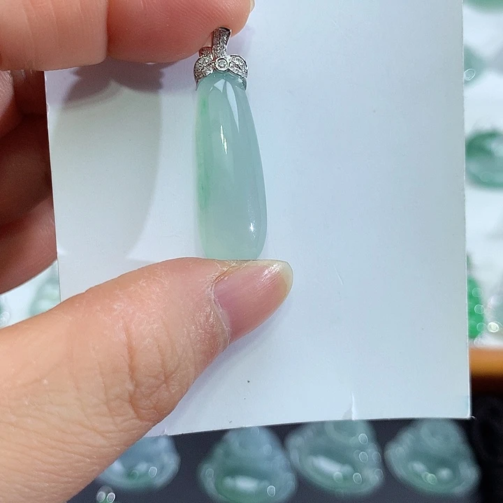 翡翠18K金镶嵌颈饰福瓜