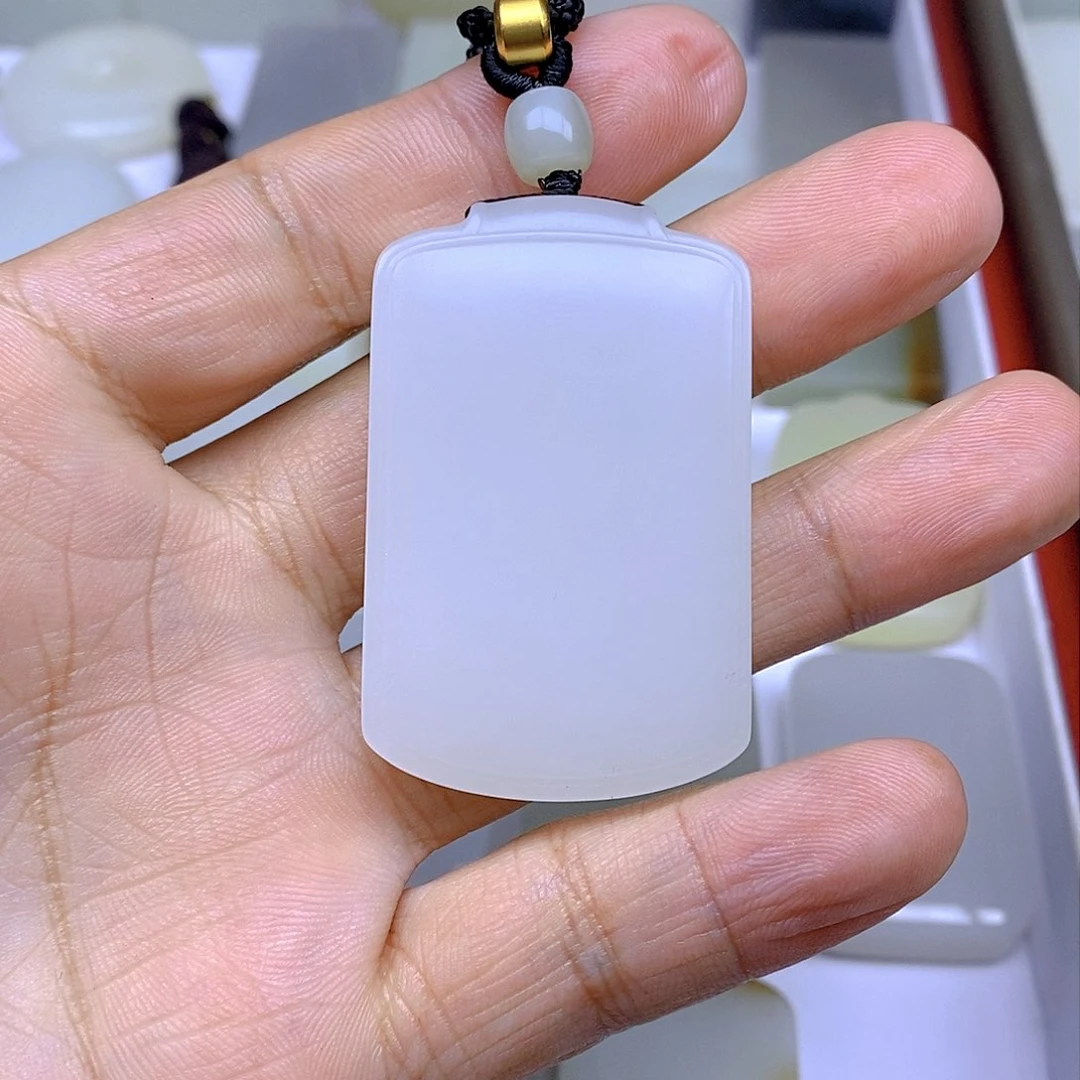 和田玉颈饰未镶嵌武*?