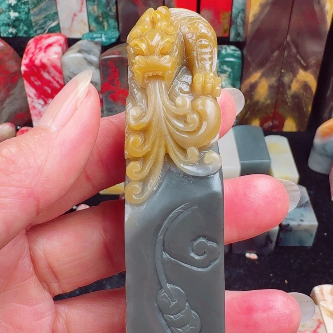 昌化鸡血石富**行昌九牛角冻印章