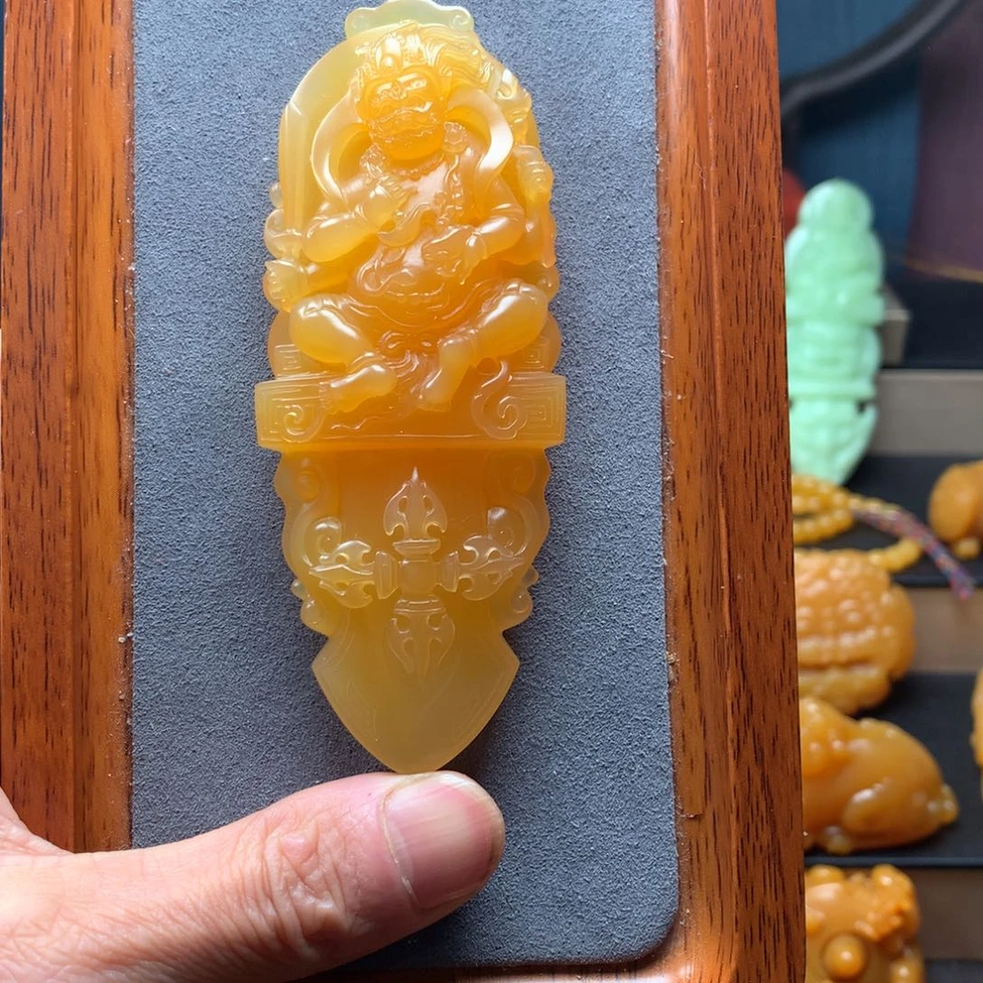 石英质玉配饰未镶嵌孤**月