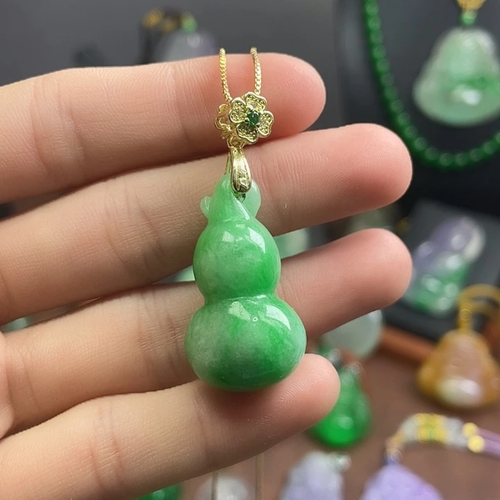 翡翠未镶嵌吊坠(赠链)