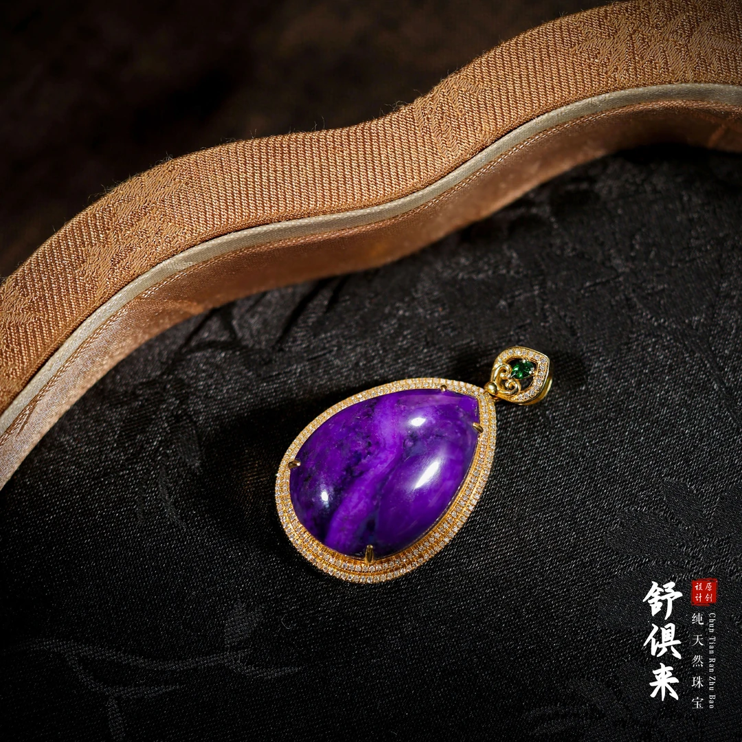 【桃总推荐】18K金镶嵌舒俱来水滴吊坠@@ZY41106002