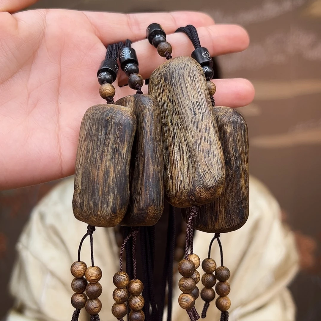 沉香吊坠莺歌绿奇楠张勺子天然留疤吊坠多样性发货一个