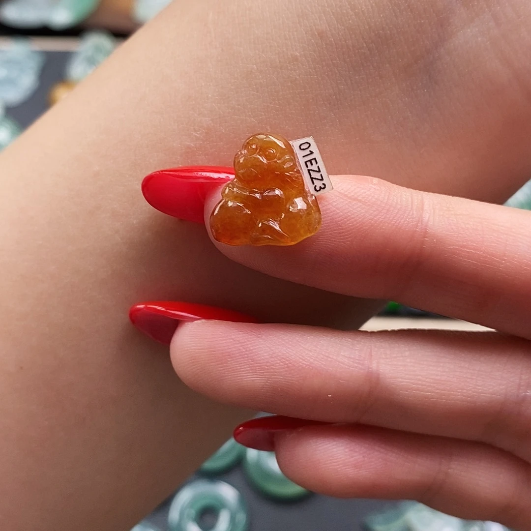 翡翠未镶嵌颈饰猴子