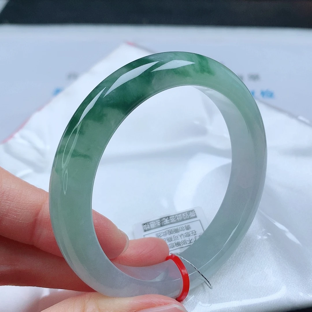 翡翠手镯未镶嵌54圈