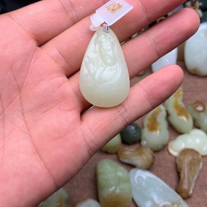 彩***糖和田玉（糖玉）未镶嵌颈饰
