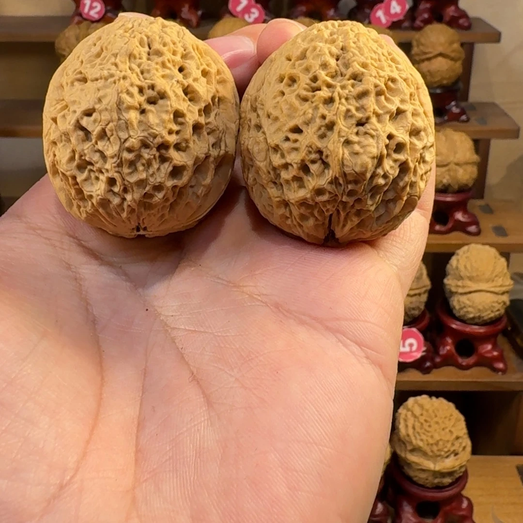 铁核桃把件蚂蚁纹铁狮子