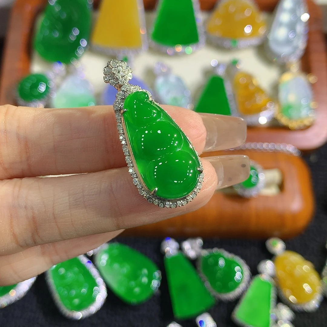 颈饰18K金镶嵌翡翠