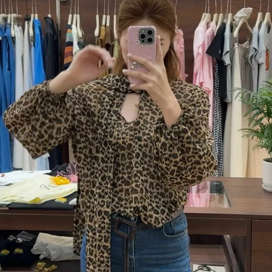 气质宽松波点衬衫女展现慵懒感时尚上衣