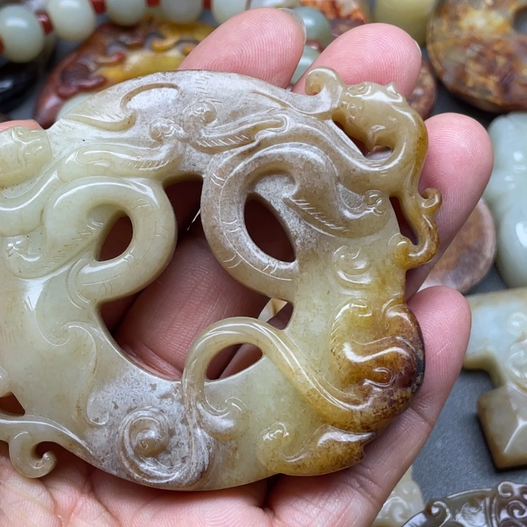 依***古和田玉未镶嵌颈饰