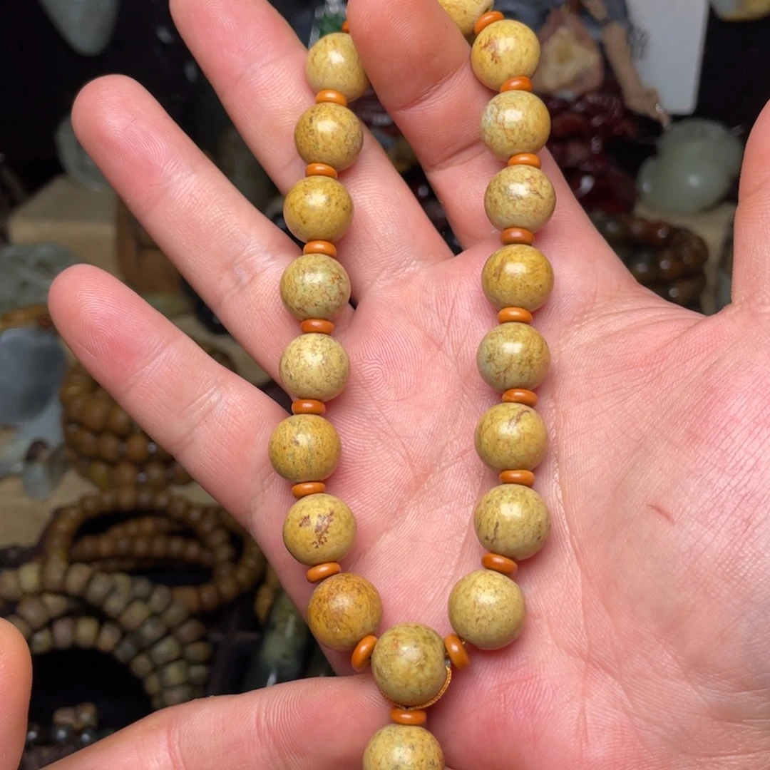 颈饰未镶嵌岫岩河磨玉（透闪石质玉）卡13手持