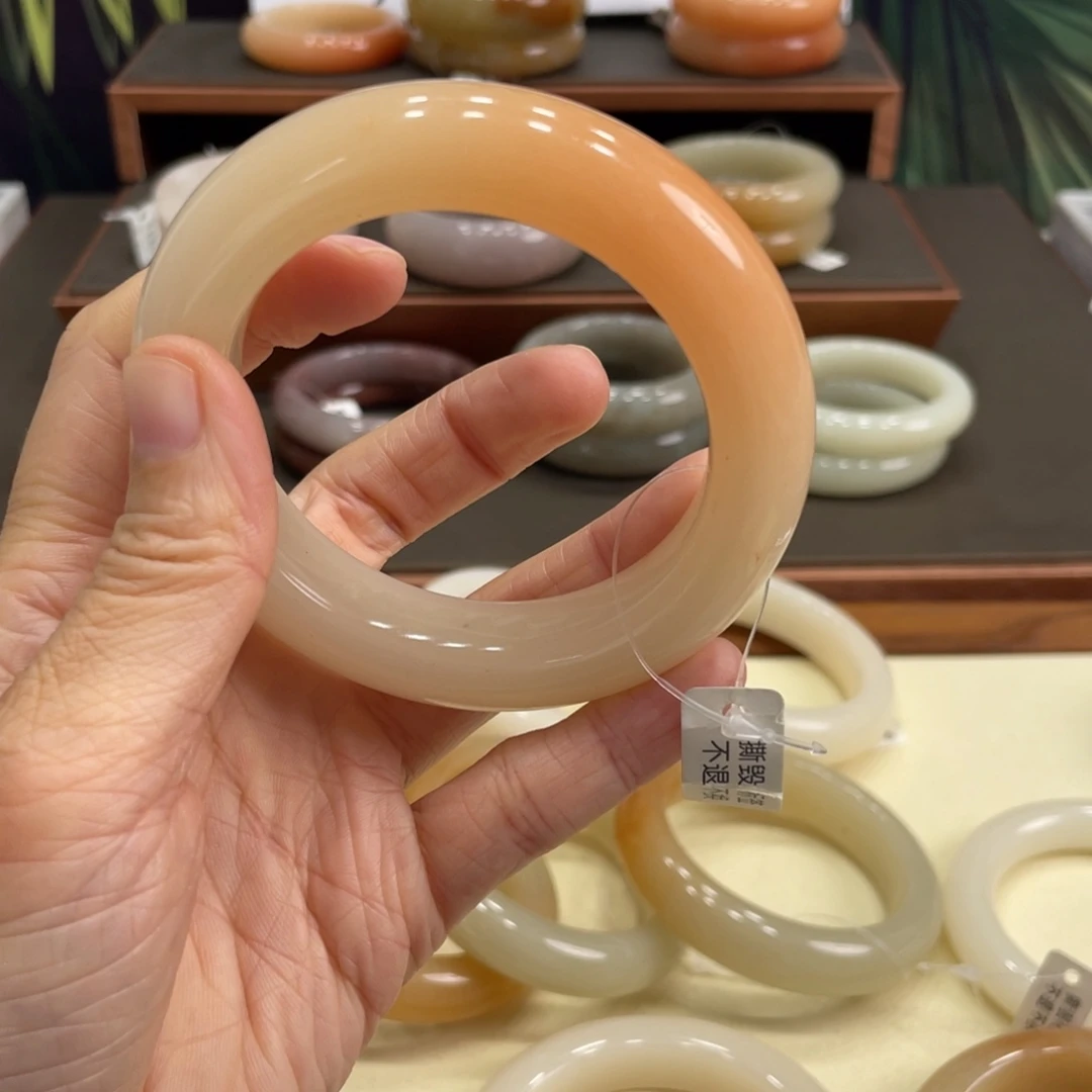 宠***爱石英岩玉未镶嵌手镯