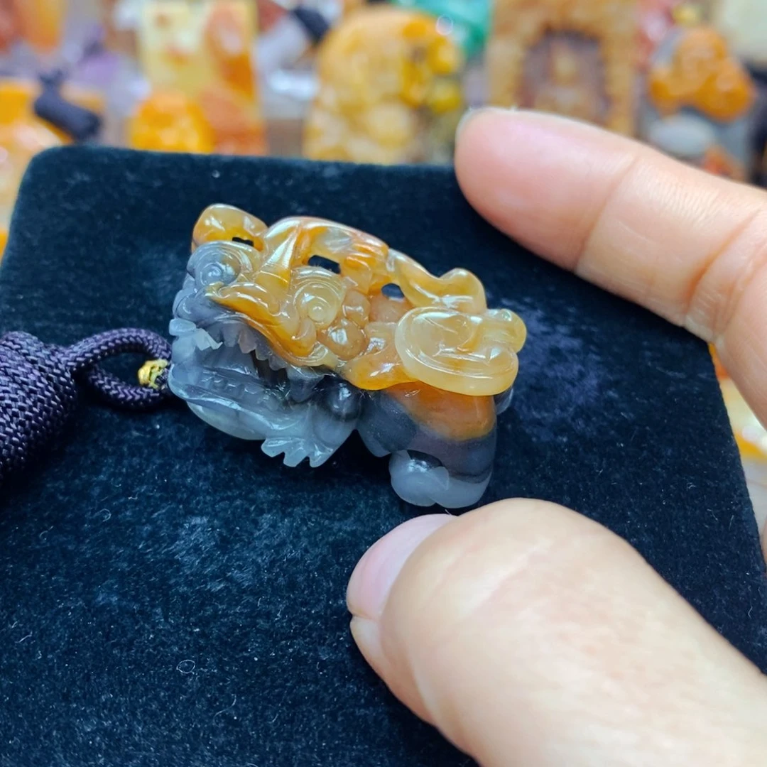 未镶嵌石英质玉（黄龙玉）颈饰