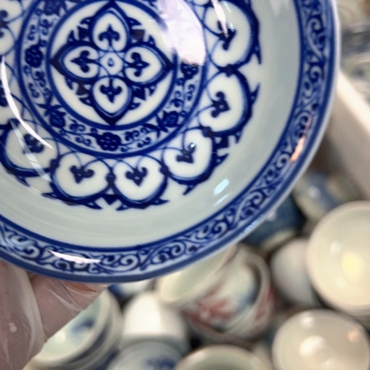 瓷片白青花宝相普洱杯微瑕