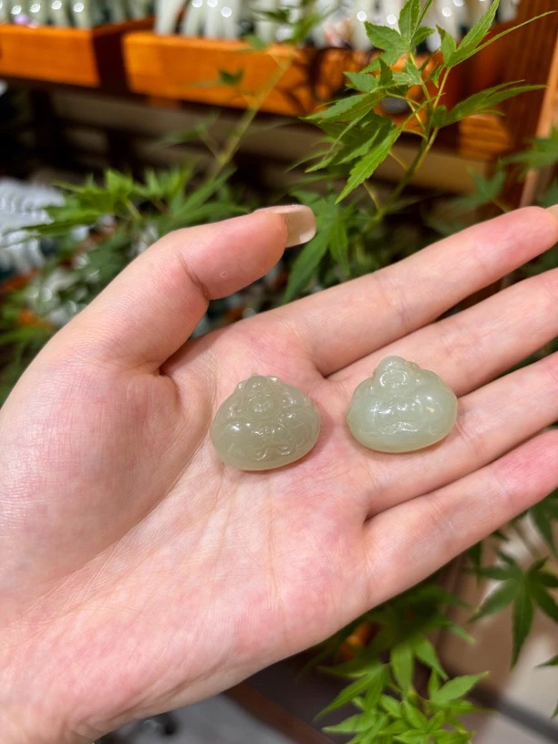 2287和田玉青海料抱抱佛吊坠24*21*12.5多样性发其一