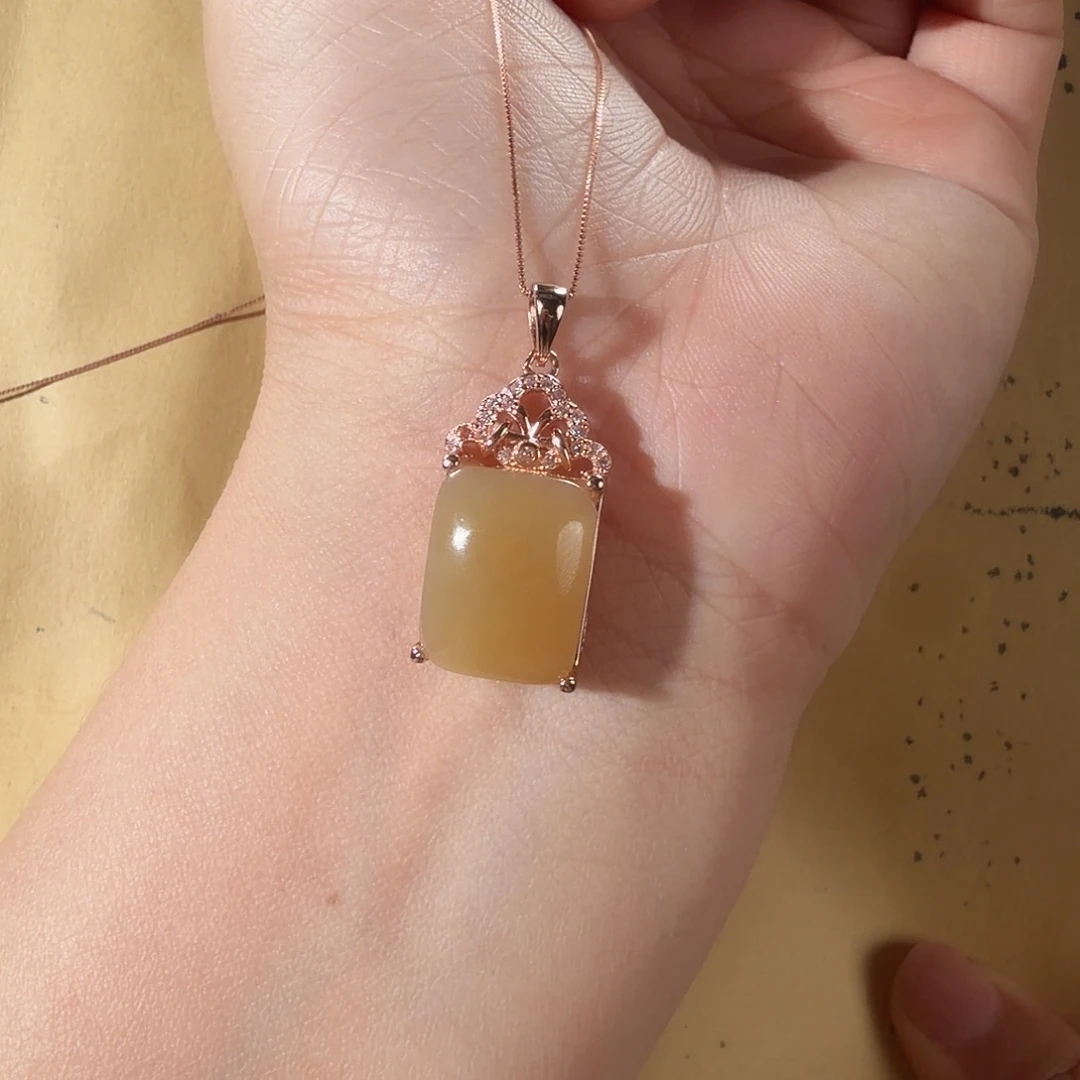 爪****和田玉（糖玉）银S925镀金镶嵌颈饰