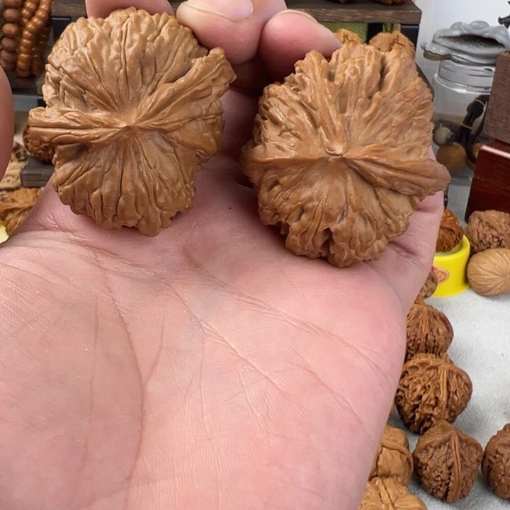 文玩核桃吊坠白狮子两棱挂角