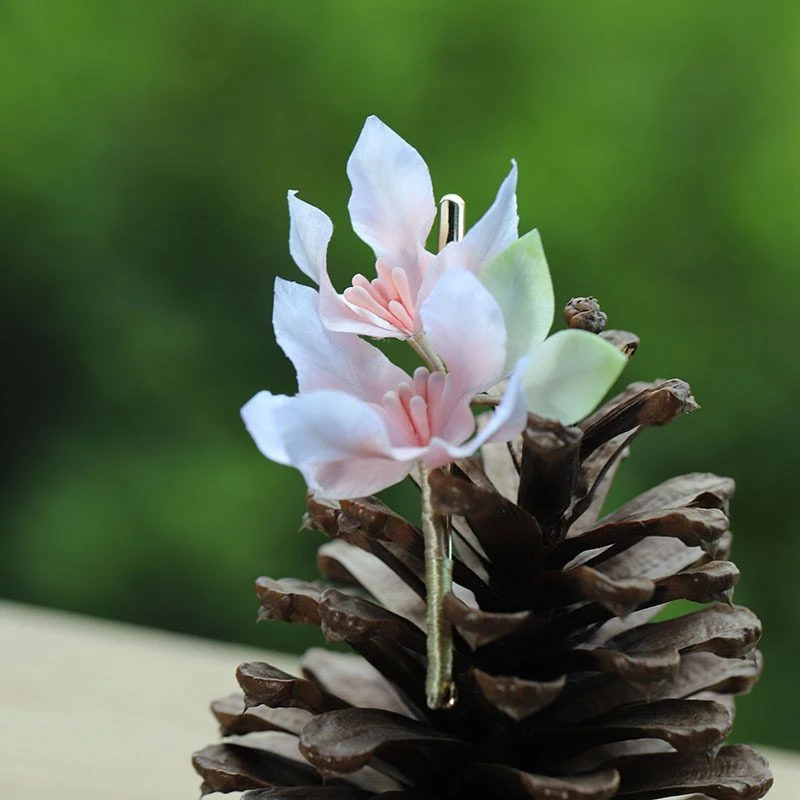 锌合金羽毛胸针 新款秋季非遗蚕丝线绒花新中式桃花胸针配饰超仙