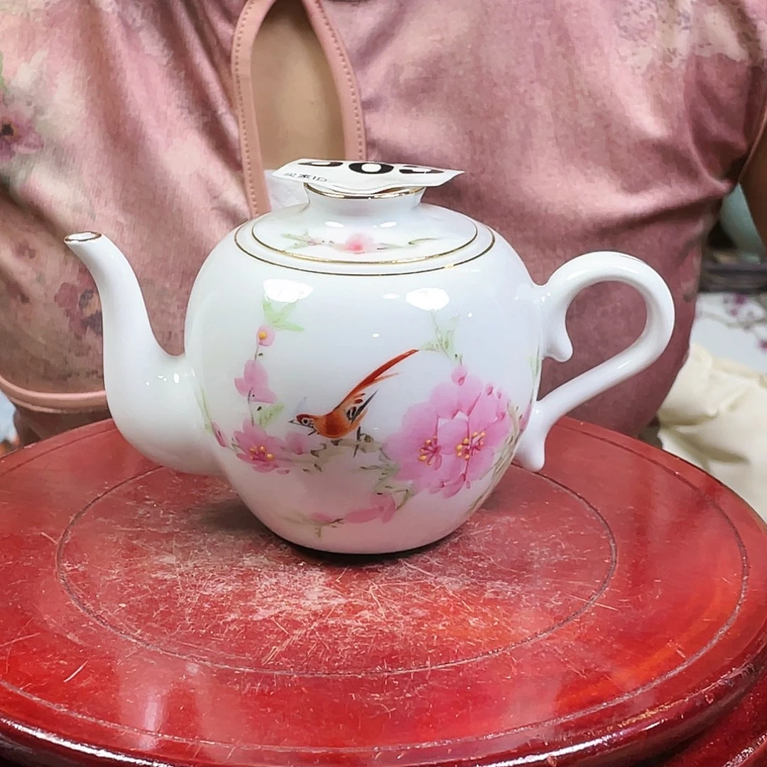 摆件景德镇陶瓷。