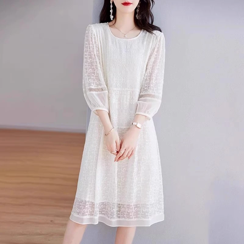 白色优雅连衣裙女装2025夏季新款气质防透刺绣中长直筒大码裙子