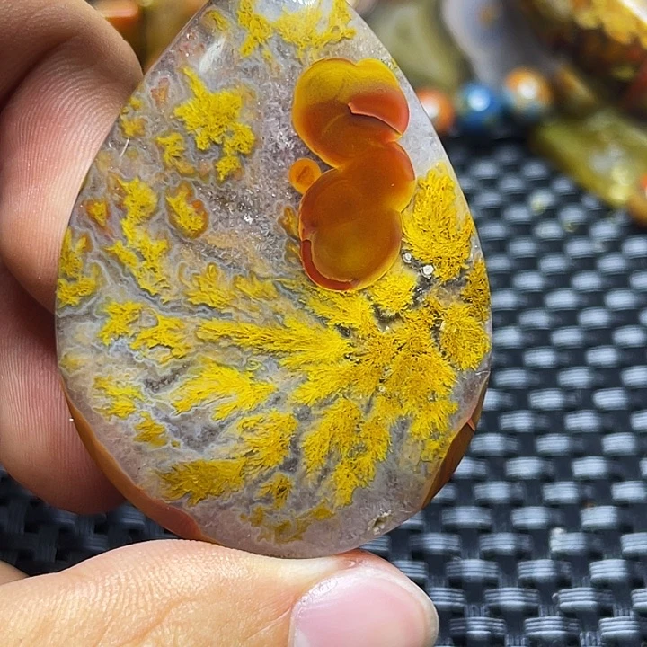狼***抱玛瑙/玉髓未镶嵌颈饰
