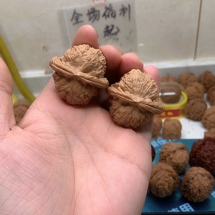 W***e吊坠文玩核桃白狮子