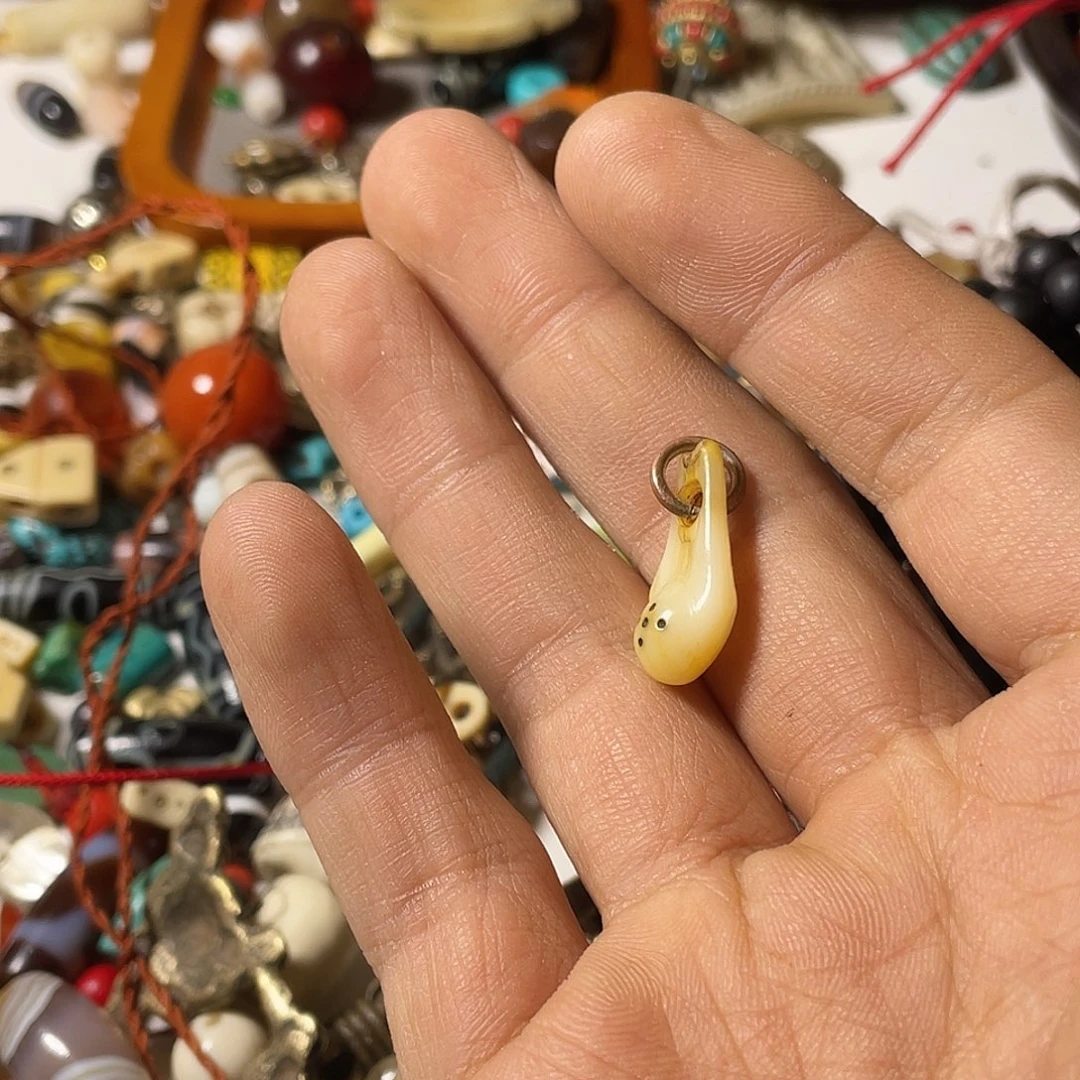 白玉菩提吊坠是***啊珠子