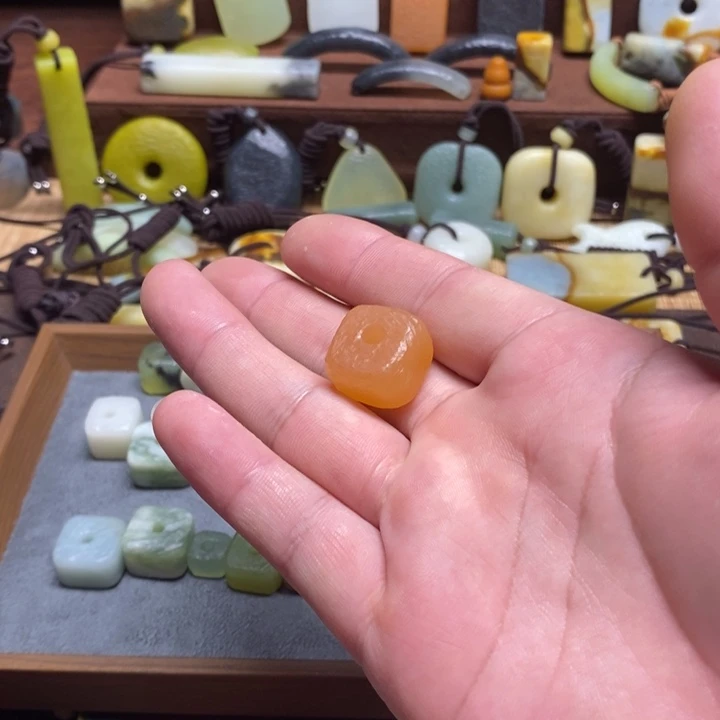 蛇纹石玉挂件未镶嵌一**间