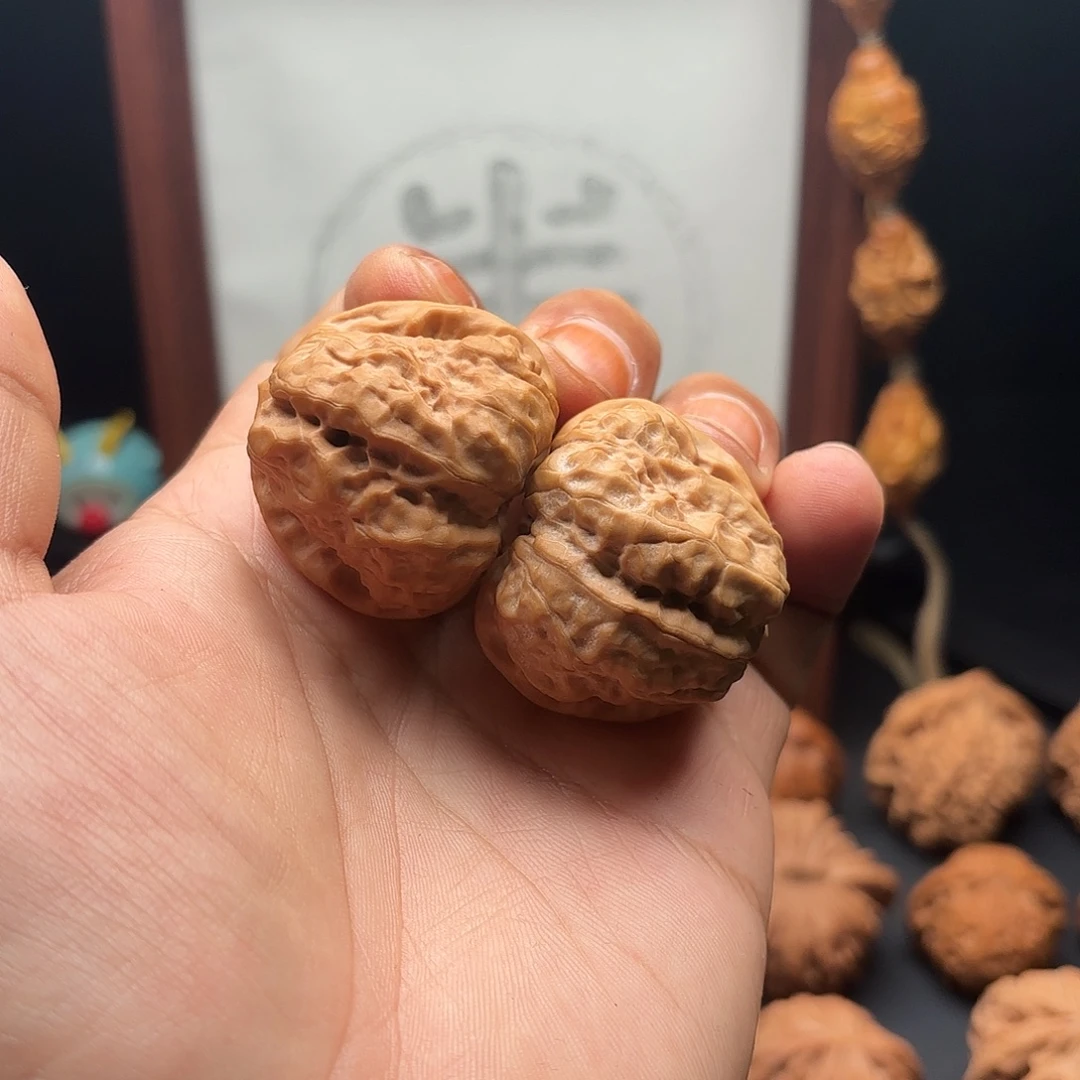 文玩核桃吊坠38边40肚四开背，有修