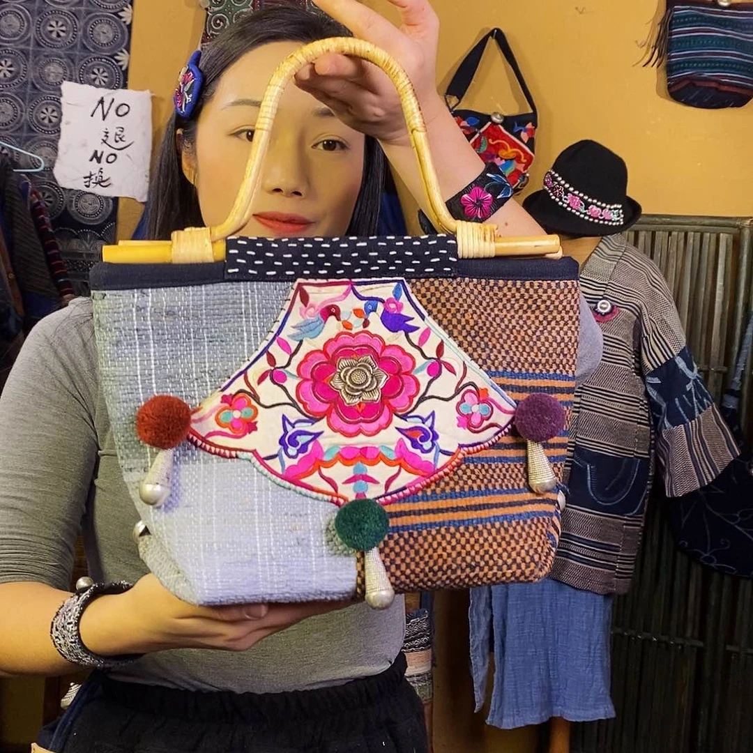 织绣手工制作老绣包包