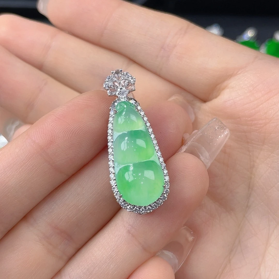 颈饰18K金镶嵌翡翠缅甸翡翠冰甜绿福豆
