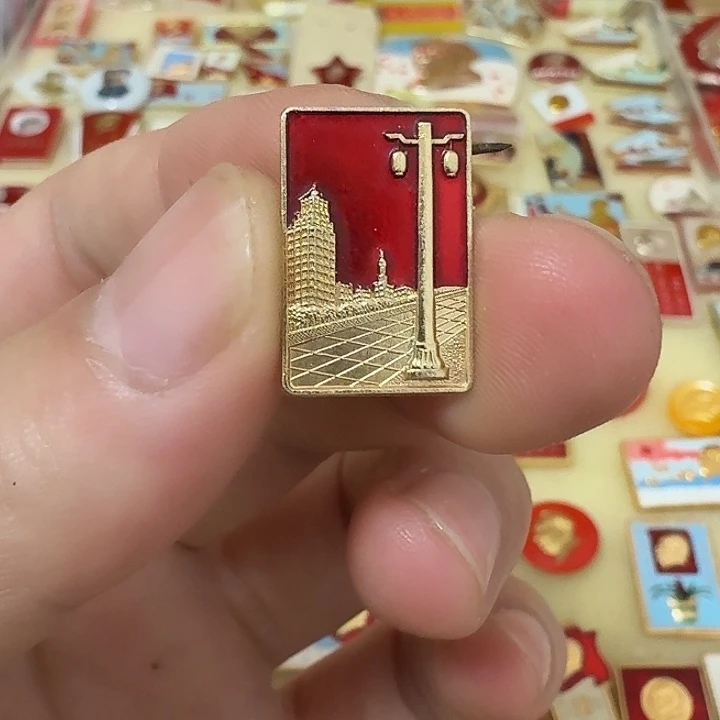 平***家铝毛爷爷像章，万岁