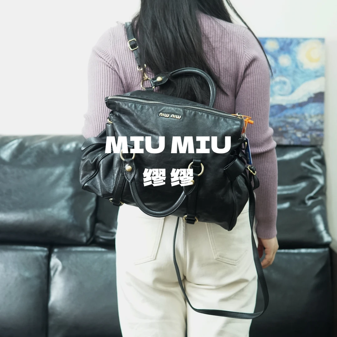 95新 MIU MIU/缪缪 黑金双肩包/FYSG11304024/4024
