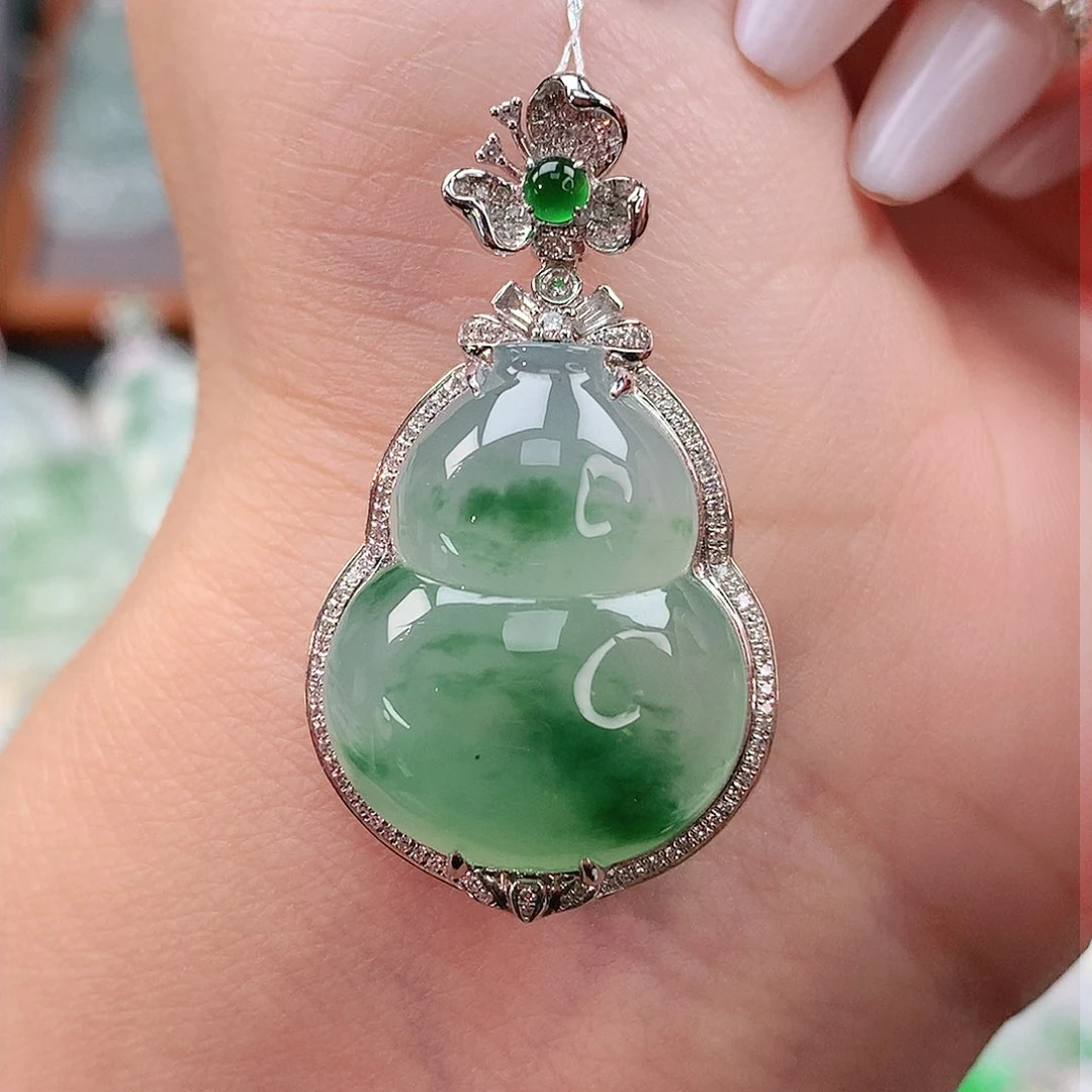 颈饰18K金镶嵌翡翠葫芦