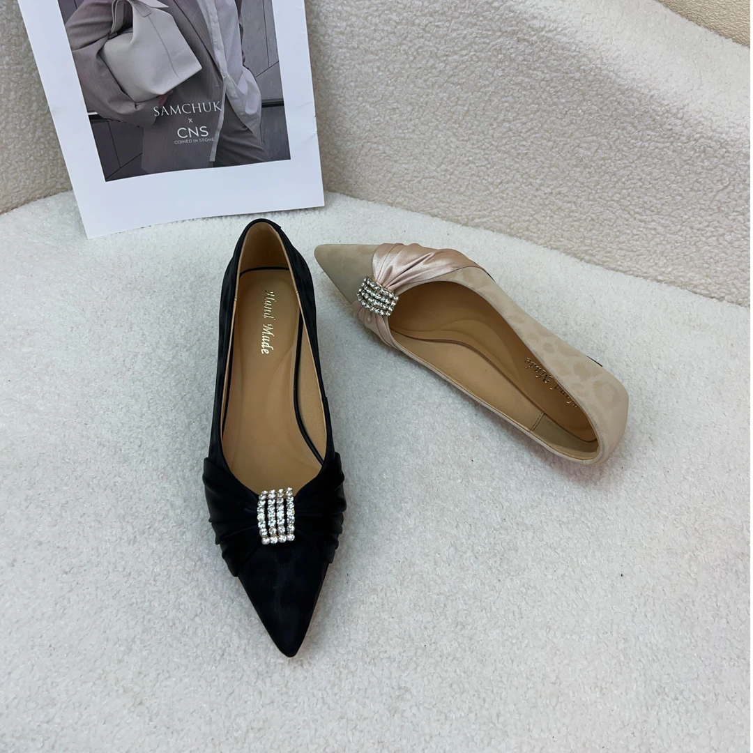 2025春季新款 钻扣丝绸牛皮细跟玛丽珍百搭尖头浅口时尚中跟单鞋