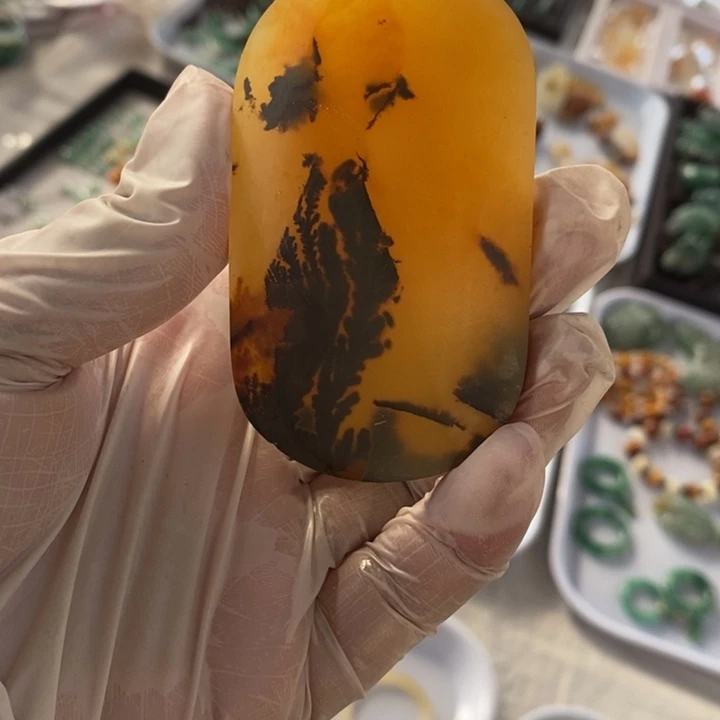 石英质玉（黄龙玉）未镶嵌颈饰