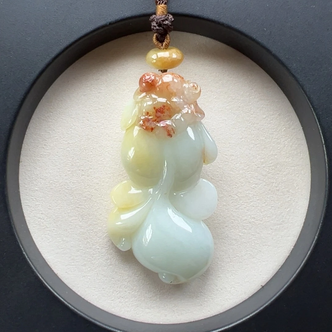 翡翠未镶嵌颈饰鱼