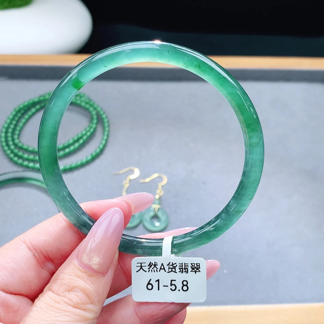 未镶嵌手镯（圆镯）翡翠