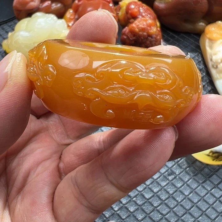 石英质玉（黄龙玉）颈饰未镶嵌