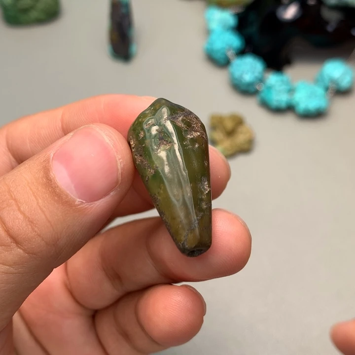 绿松石未镶嵌颈饰