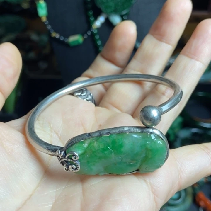 闫***豆翡翠未镶嵌手镯银镶手镯