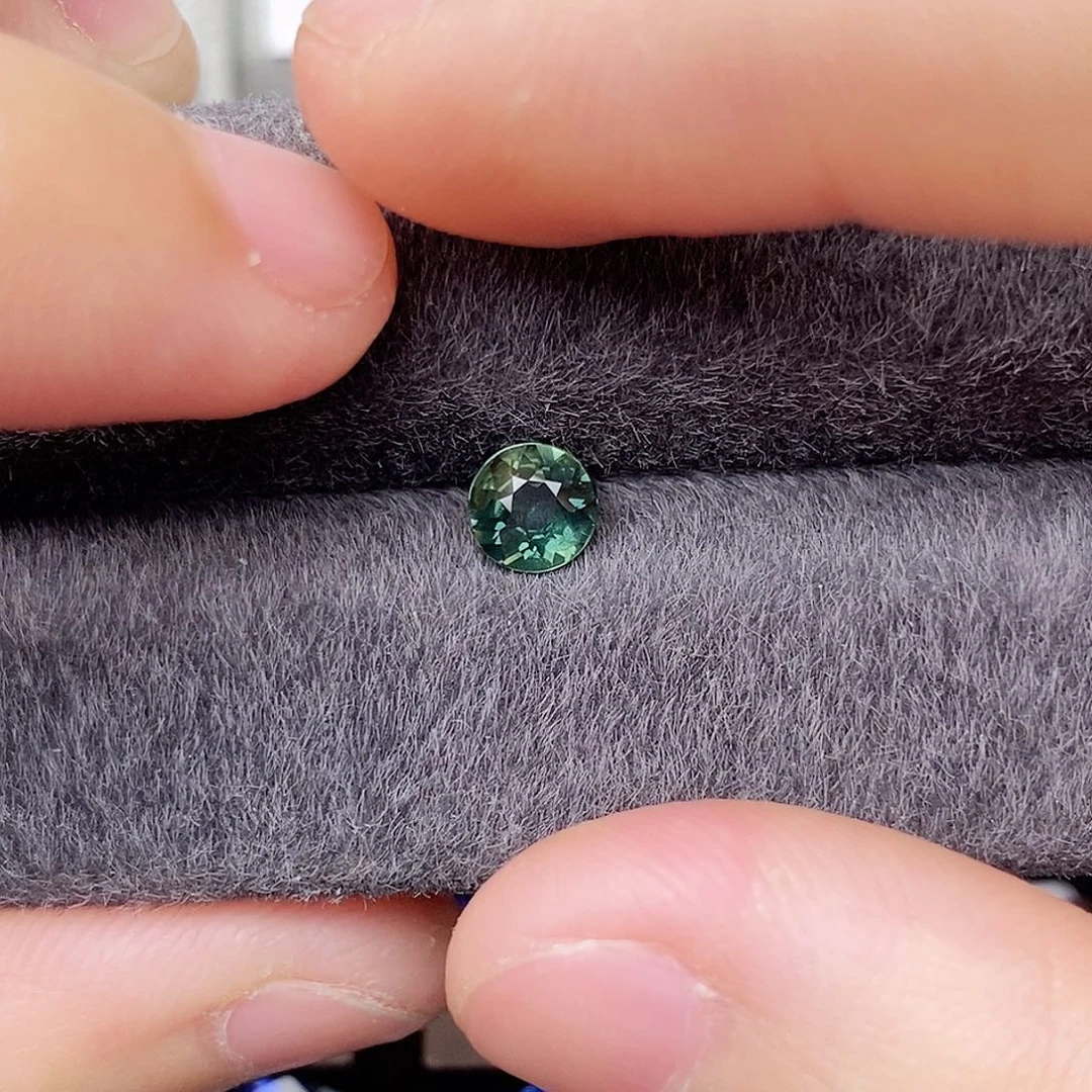 蓝宝石裸石未镶嵌青绿色正圆微奶体0.67ct/2159号